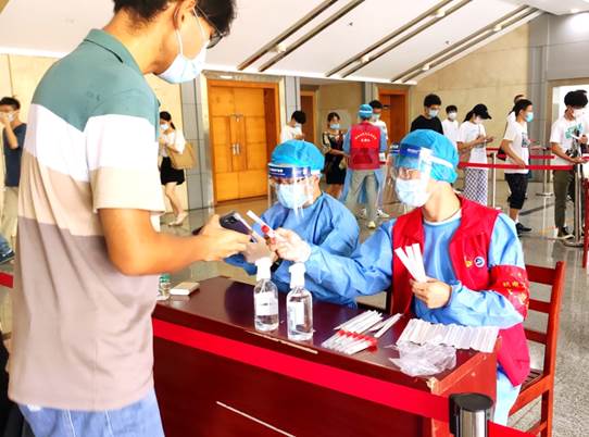 8.25免费看黄色网站志愿者大礼堂维持核酸检测秩序/1629888771880.jpg(1).jpg